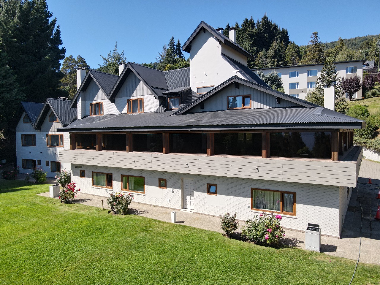 Fachada del Hotel Basia hacia el jardín