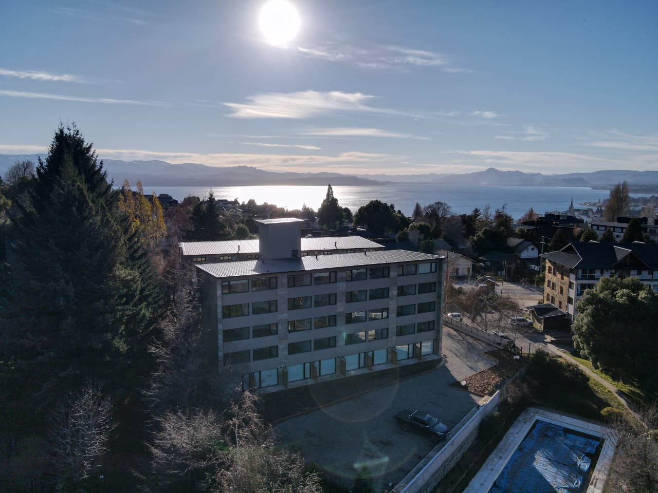 Vilena Suites y su entorno junto al lago.